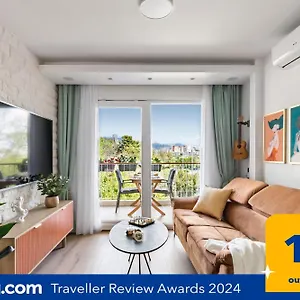 Exquisite Couples Delight With Free Bikes & Parking Apartment